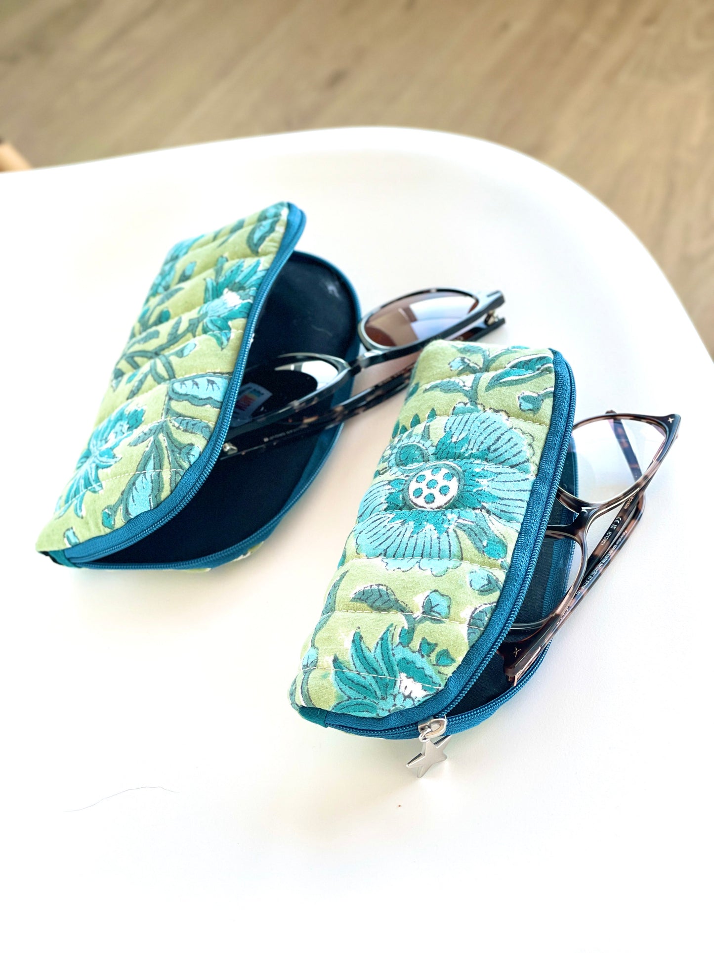 Etui à lunettes de vue matelassé vert et rouge