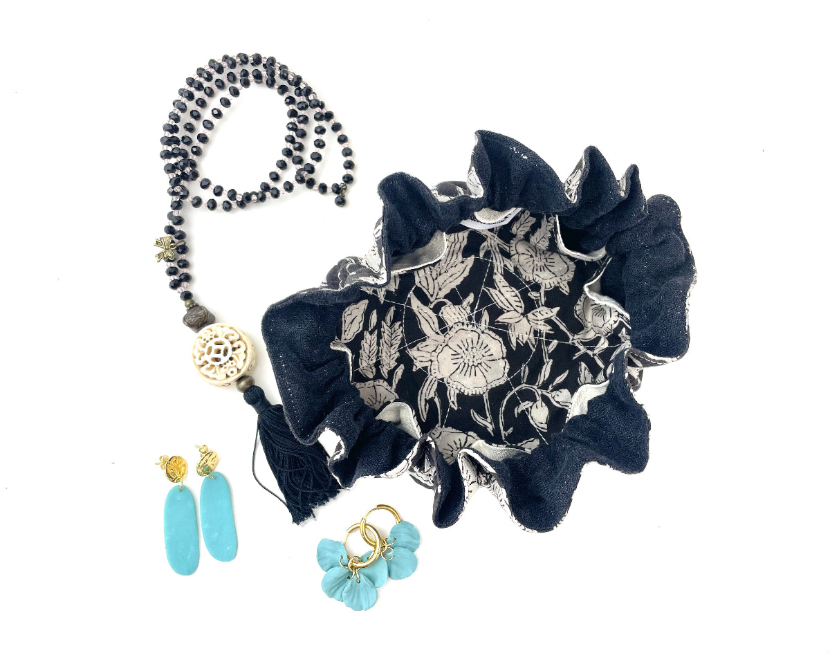 Aumoniere_a_bijoux_noire_ouverte