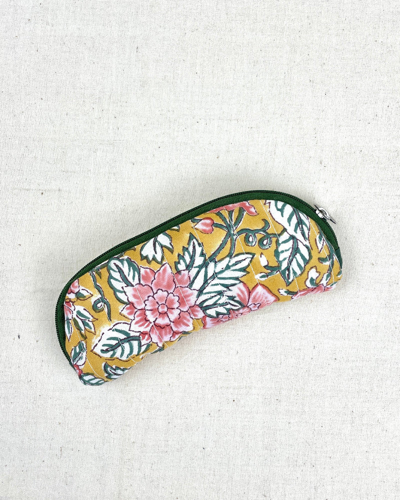 Etui à lunettes de soleil en tissu couleur moutarde