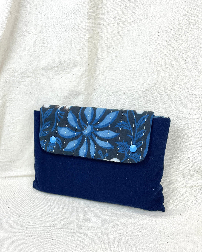 etui à livre de poche bleu