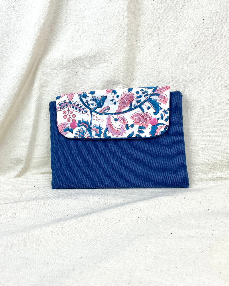 etui à livre de poche bleu et rose