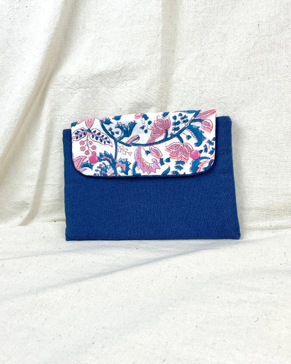 etui à livre de poche bleu et rose