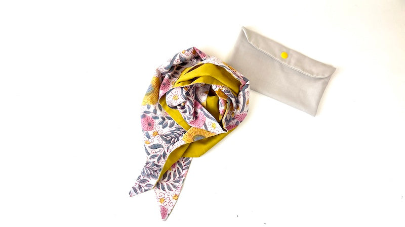 le P'tit foulard femme avec pochette de rangement, couleur moutarde